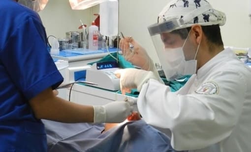fase-quirúrgica-de-colocación-de-implantes-dentales